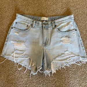 Abercrombie & Fitch Mid Rise Boyfriend Jean Shorts. Size 14.